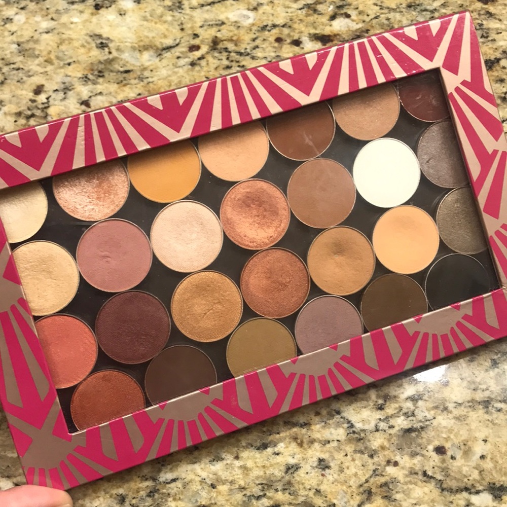 MUG Z palette with 24 MUG and 3 MAC shadows